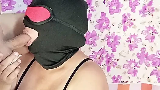 Azgın desi Hintli anne gırtlağına kadar alıyor ve göte tapıyor