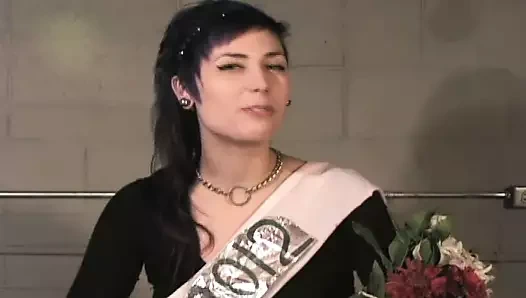 La vore yılın kızı 2012 - Vee Valentine