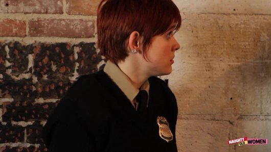 Seksi zenci kız iki beyaz kadın memur tarafından yakalanıyor ve disipline ediliyor