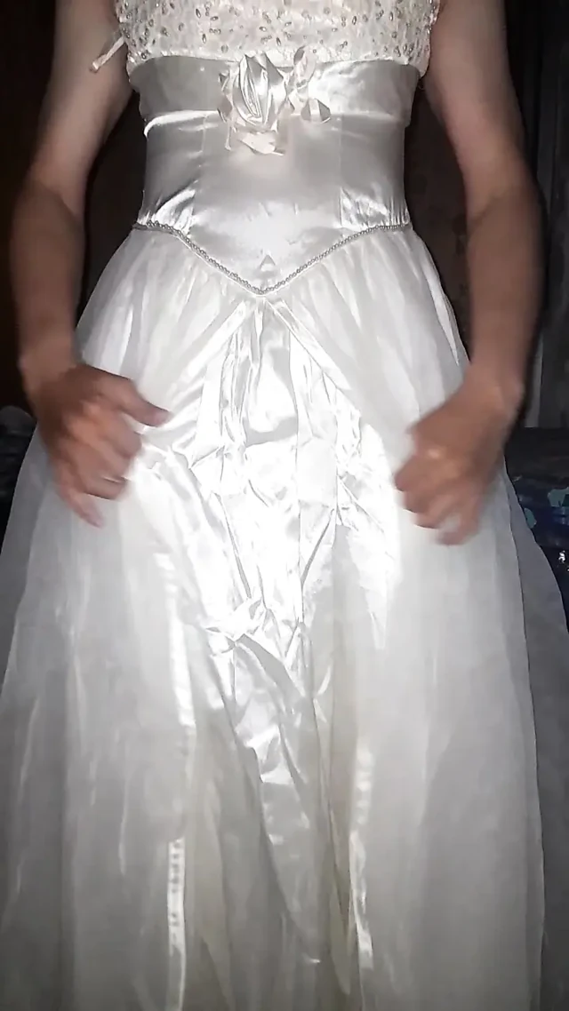 Saten gelinlik üzerinde döl akıyor