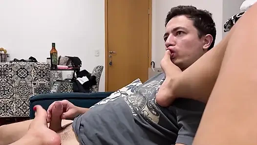 Ayakla muamele 38 - kırmızı tırnaklarda kanepede ayak ibadeti ile seksi gerçek amatör ayakla mastürbasyon seansı