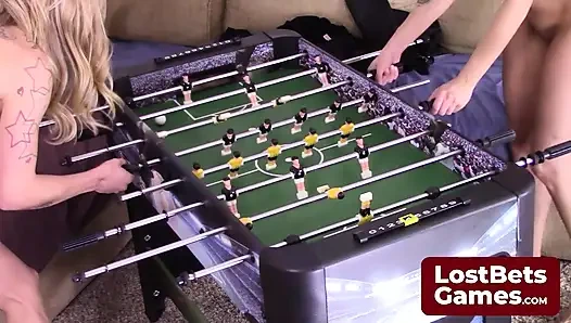 Dylan y Carmen están de vuelta para un emocionante juego de strip futbolín