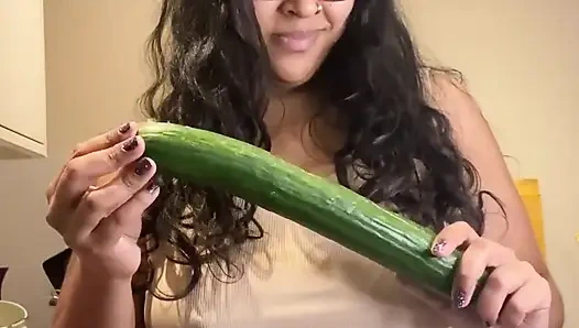 Mutfakta fışkırtmalı iri güzel kadın