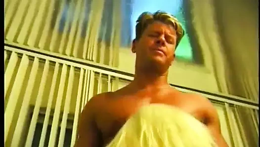 Sarışın güzellik ıslak ağzıyla uzun sert bir yarakla sevişiyor