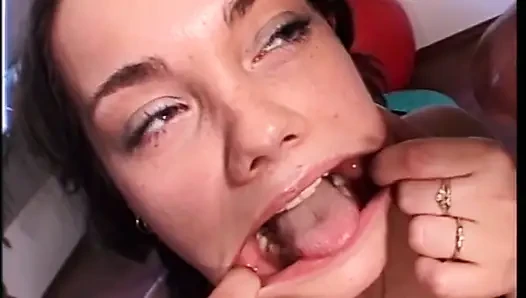 Büyük memeli orta yaşlı seksi kadın iki canavar siyah yarakla sikiliyor ve yüzüne boşalıyor