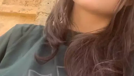 İki lezbiyen azgın olur ve açık havada mastürbasyon yapmaya karar verirler, böylece kimse onları görmez veya onlara bir şey söylemez