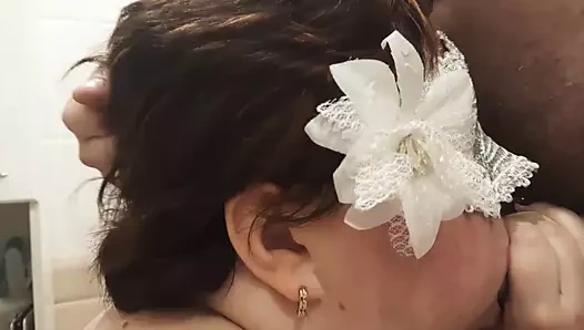 Kıvrımlı kısa saçlı sürtük bir horoz için çok aç, o beni duşta emiyor, tüm boşalmayı yutuyor