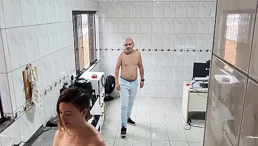 Hizmetçi soyunmayı ve yüzüne boşalmayı kabul etti.