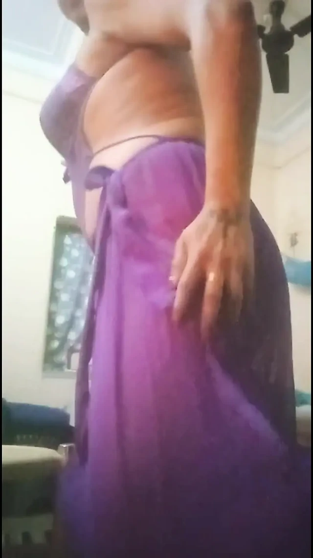 Saloni transeksüel ilk kez sikini gösteriyor ve boşalıyor