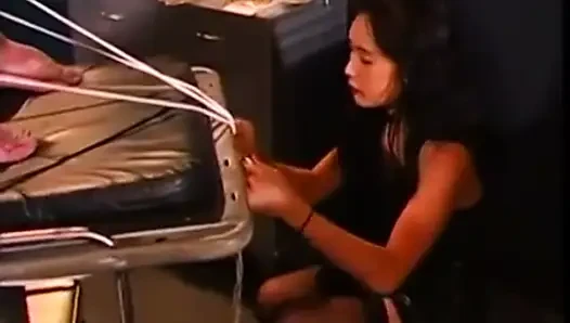 Asyalı sahibe kölesini bağlıyor