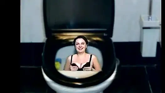 Kate spült sich zur toilette, während sie tanzt, teil für teil ihres körpers