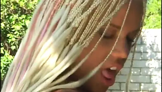 Zenci kız güzel yuvarlak götüyle beyazların üstüne çıkıyor ve üstüne biniyor