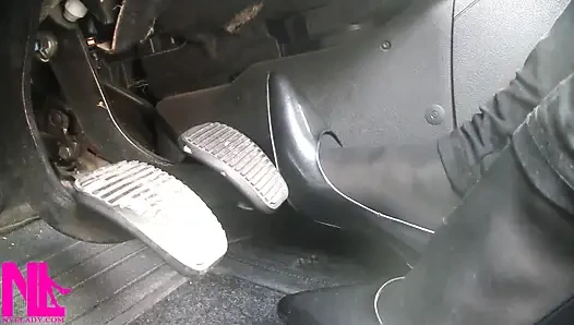 Siyah külotlu çorap ve gri patentli yüksek topuklu ayakkabılarla pedal pompalıyor