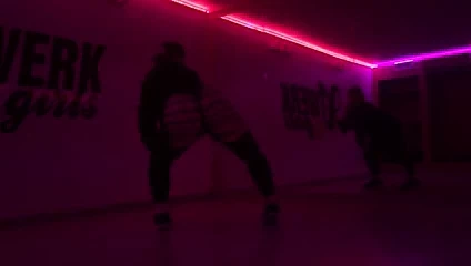 Rus seks karısı kamera tutan siyah boğa için twerking!