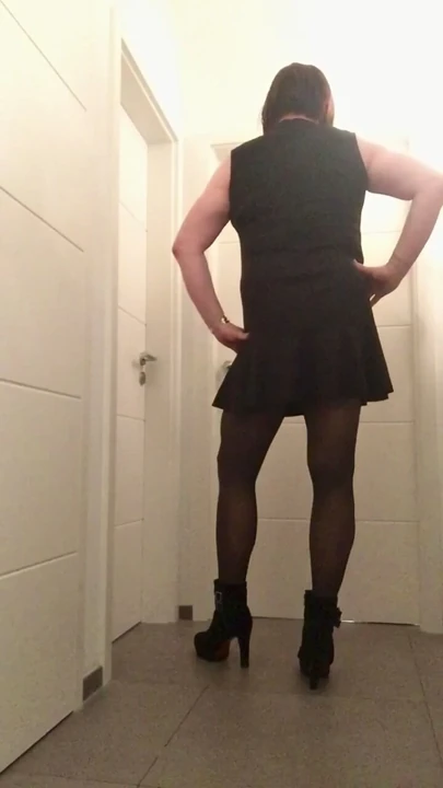 Nicki-Crossdress - siyah elbise ve külotlu çorap