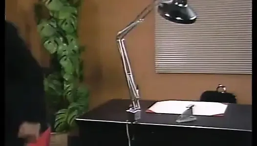 Retro esmer kaltağın amını sikiyor ve sikiyor Sarışın amcığı sikilirken boşalıyor Boşalıyor
