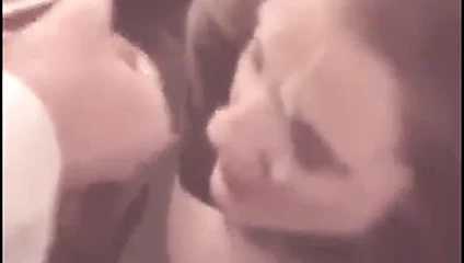 cfnm eş handjob biter içinde dev yüz