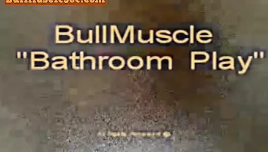 Kıllı kas ayı kendini banyoda oynuyor