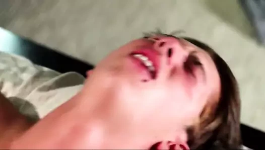 Twink götünü sikiyor