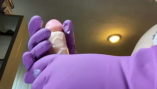 Yarağında temizlik eldiveni