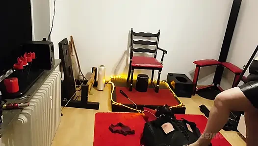 Büyük memeli dominatrix ıslak altın duşta bağlı köleyi sırılsıklam yapıyor