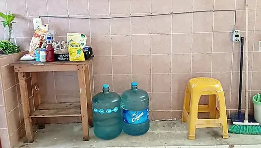 Tombul üvey anne mutfağı yıkıyor ve temiziyor