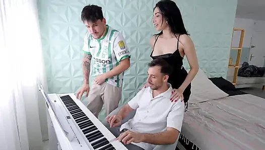 Mükemmel Esmer için Çift Penetrasyonlu Yoğun Üçlü - Emily Pink