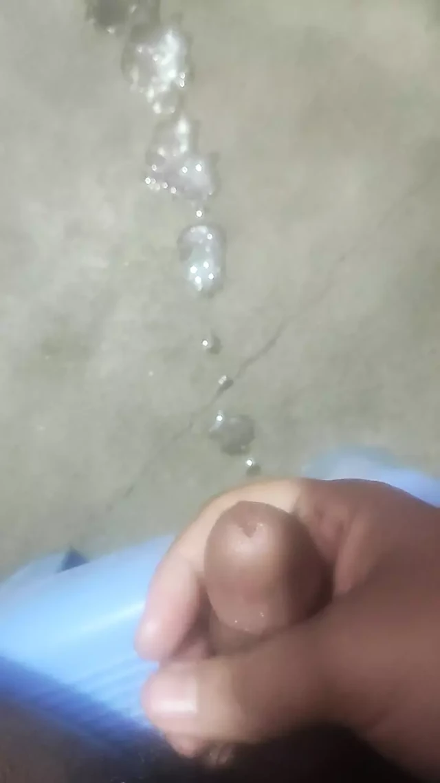 Elle mastubat kullanarak anında fışkırtıyor