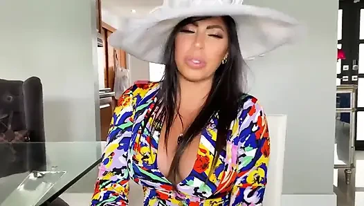 İri göğüslü orta yaşlı seksi kadın Julianna başka birini arıyordu ama çabucak büyük yarağımı buluyor ve götümü yiyor!