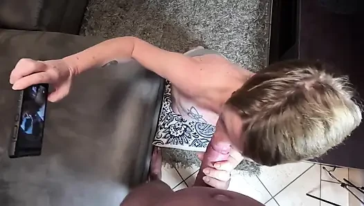 Bakış açısıyla ıslak oral seks. Çok güzel bir yarağı var ve her açıdan takdir edilmeli