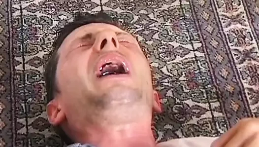 Esmer Alman fahişe doktorunun yarağını emiyor