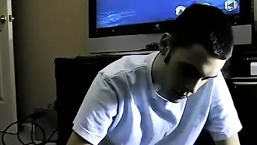 Slim Aiden sikini okşuyor