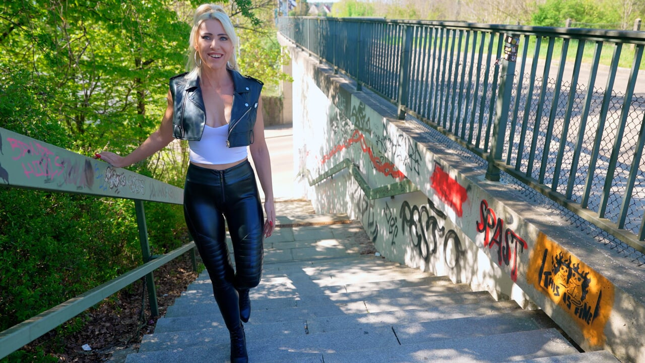 FROM FAN TO FUCKER - LEATHER HARDCORE in ALL HOLES + MEGA FACIAL...! Daynia