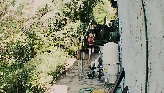 Dövmeli sarışın rockçı piliç iç çamaşırına dölleniyor