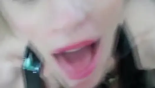 Melanie kocasına oyununu izletiyor