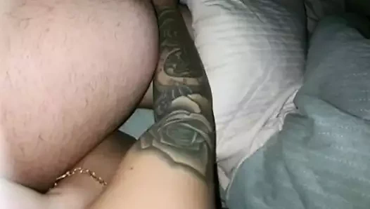 Üvey anne wuth dövmeli üvey oğluna akşam yemeğinden sonra yarakla mastürbasyon yapıyor