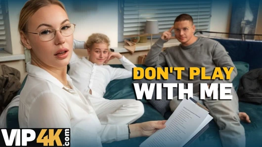 VIP4K. Orta yaşlı seksi kadın öğretmen 2 öğrencisiyle oyun oynuyor