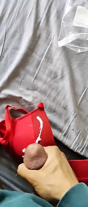 Очень быстрая сперма на изношенном красном C чашечном лифчике