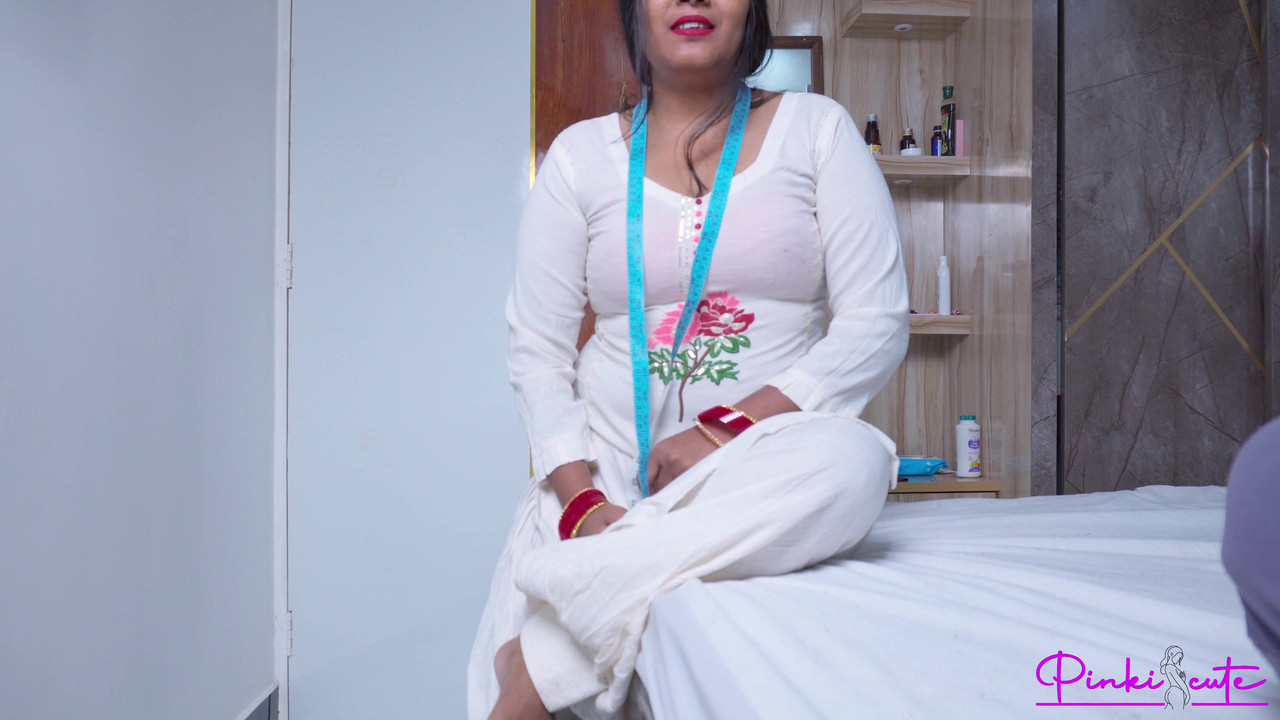 Beautiful Lady Tailor got Painful fucked by her Customer in Doggy style and Huge Cum load in Big Indian Sexy Ass.