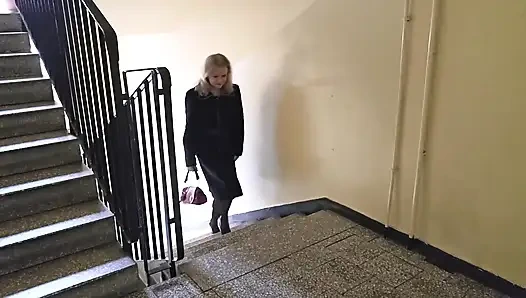 Oturma odası masasında ateşli mastürbasyon.