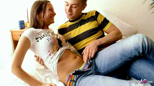 Sert defloration seks için 18yo küçücük genç tarafından büyük çük classmate