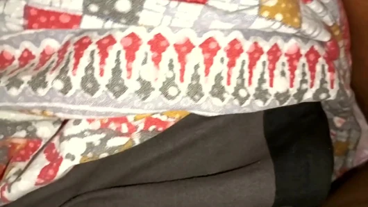 Azgın ordu çocuğu komşu Hintli teyzeyi gece yarısı yatak odasında sikiyor