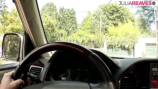 Sarışın büyük bir yarağı emiyor ve sonra ağzına boşalıyor