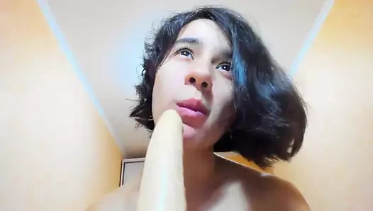 Dildo emiyor, memeler ve amcık gösterisi!