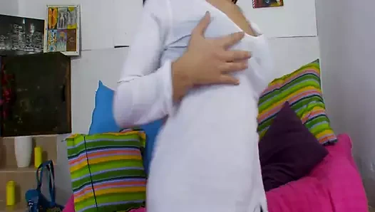 Muhteşem Tania Berry seksi siyah sutyenini çıkarıyor