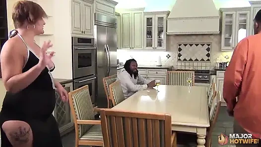 Ateşli evli kadın ırklararası üçlü!