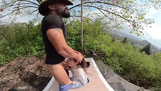 Mükemmel genç lili charmelle açık havada emiyor ve sikişiyor