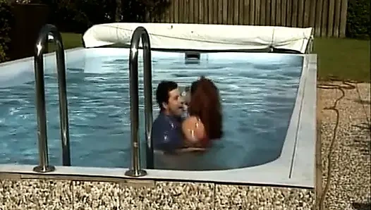 Almanya'dan bu klas bayan havuz partisinde sikiliyor