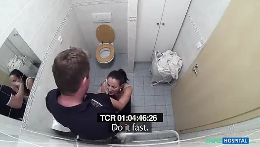 Fake hospital - edepsiz orta yaşlı seksi erkek delisi valentina ross kocası beklerken sikiliyor