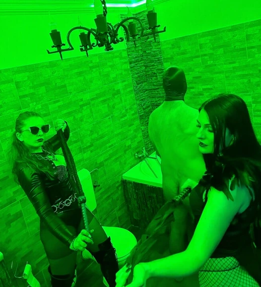 Küvet kırbaçlama - mahkumu seçme